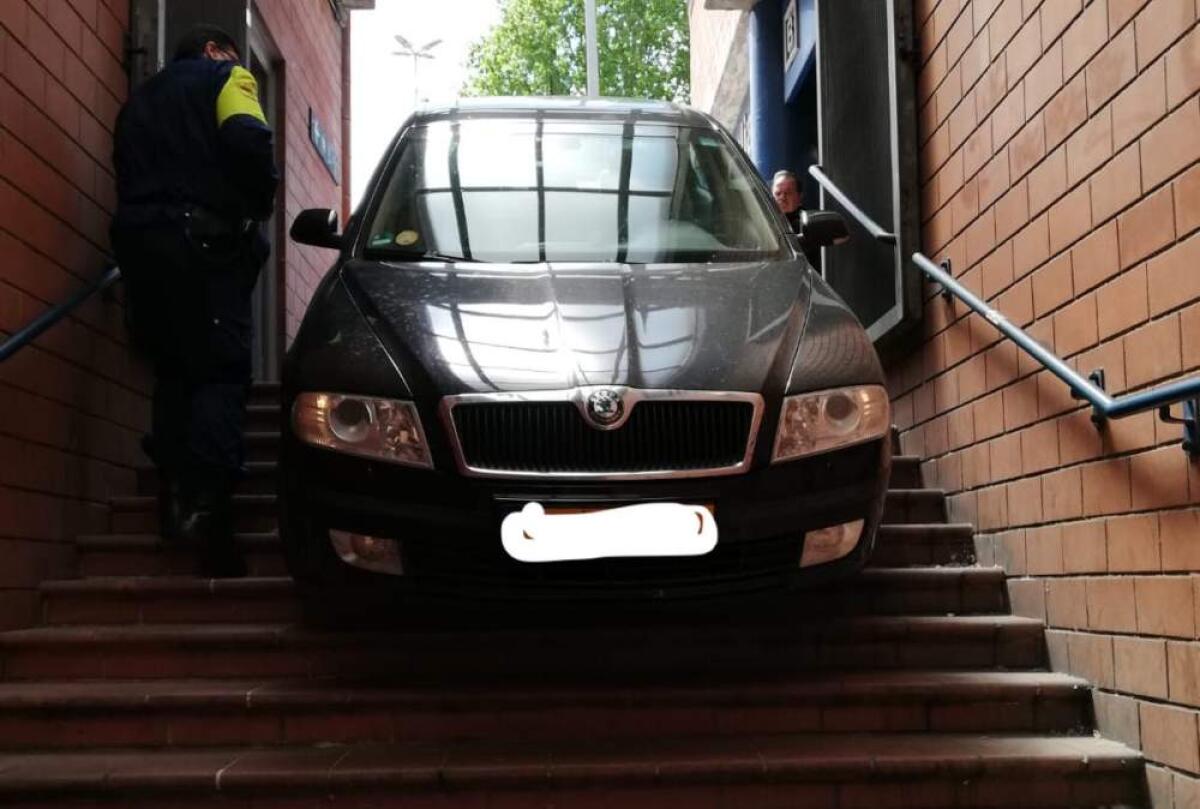 Eur Magliana: auto finisce sulle scale della Metro B - 