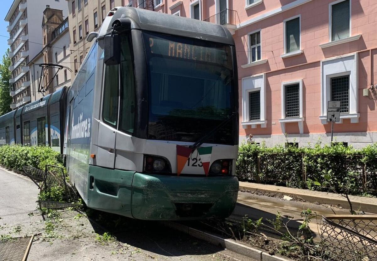 Flaminio, deraglia tram della linea 2 - 