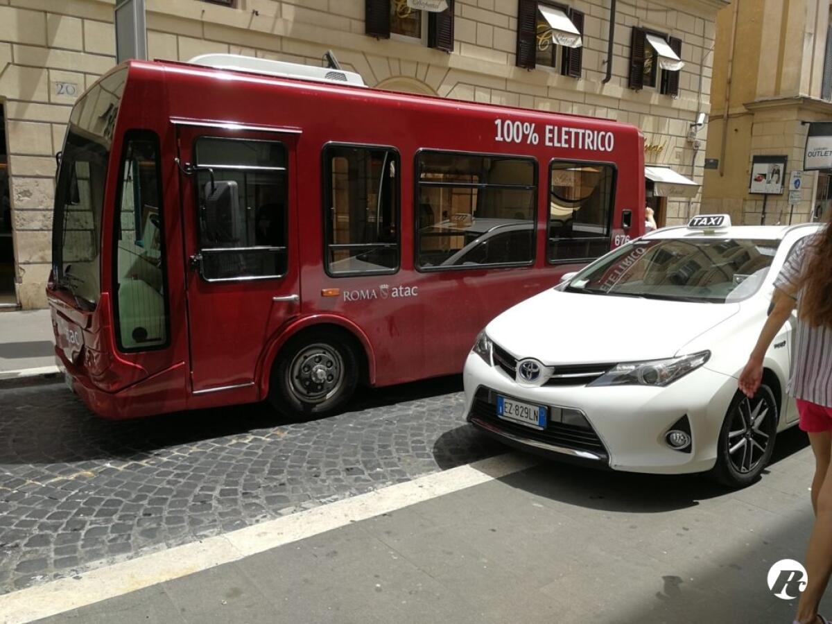 Bus elettrico guasto blocca il centro: sconcerto e risate - 
