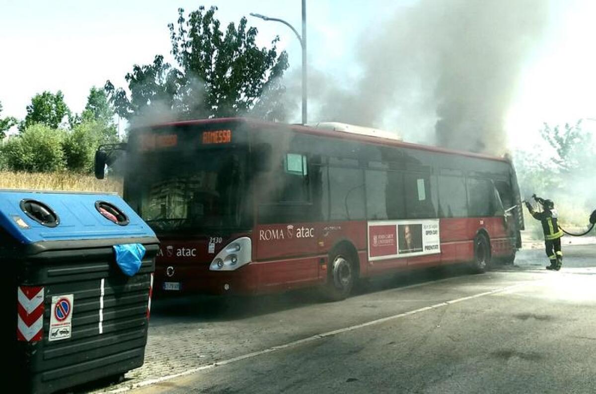 Incendio bus a Porta di Roma: fiamme e fumo in viale Carmelo Bene - 