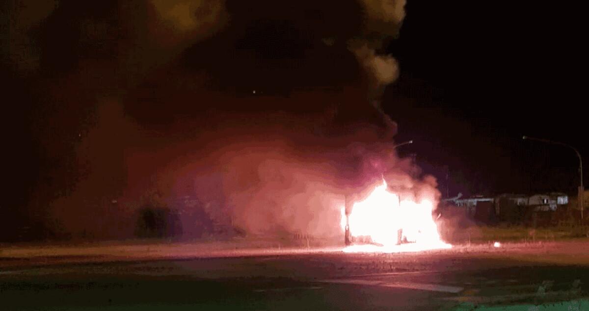 Si introduce nel deposito Magliana e incendia un bus dismesso - 