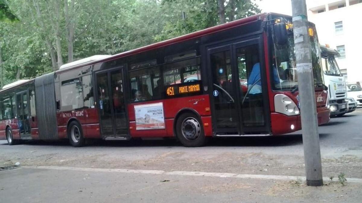 Colpisce con un pugno bus Atac - 