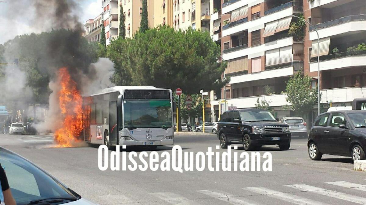 Ennesimo incendio su un autobus Atac - 