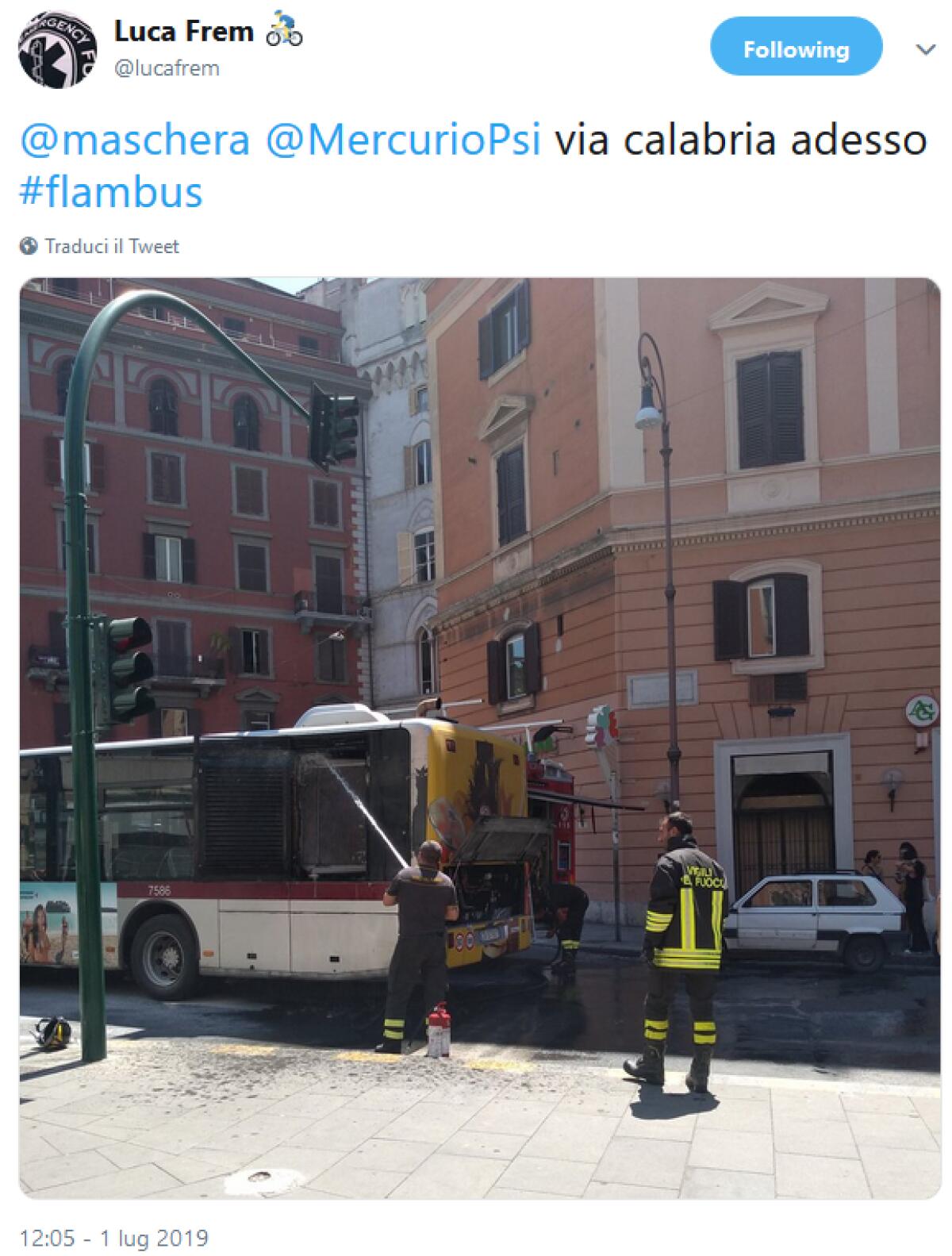 Roma, nuovo bus Atac in fiamme: fumo e panico in via Calabria - 