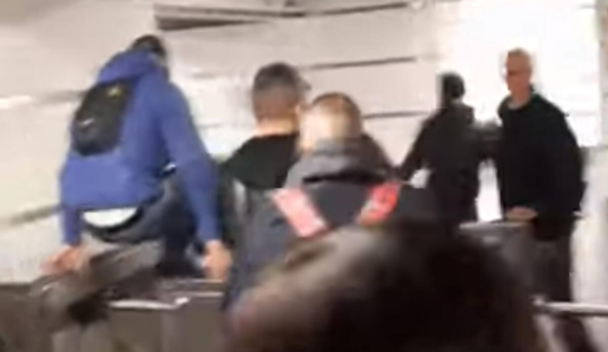 Atac, nasce un nuovo sport: il salto del tornello sulla Roma-Lido - 