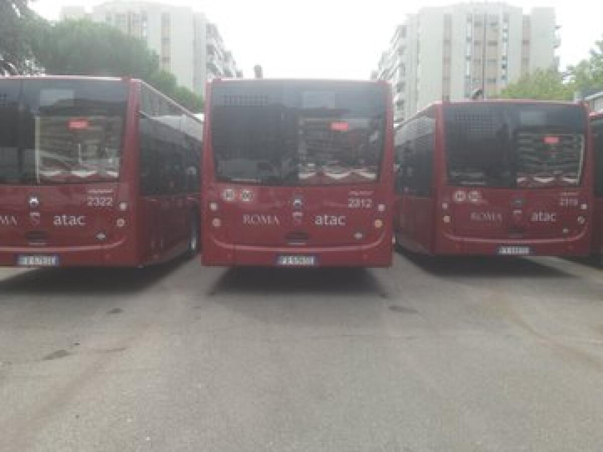 Raggi consegna altri 10 nuovi bus Atac a Casal Bruciato - 