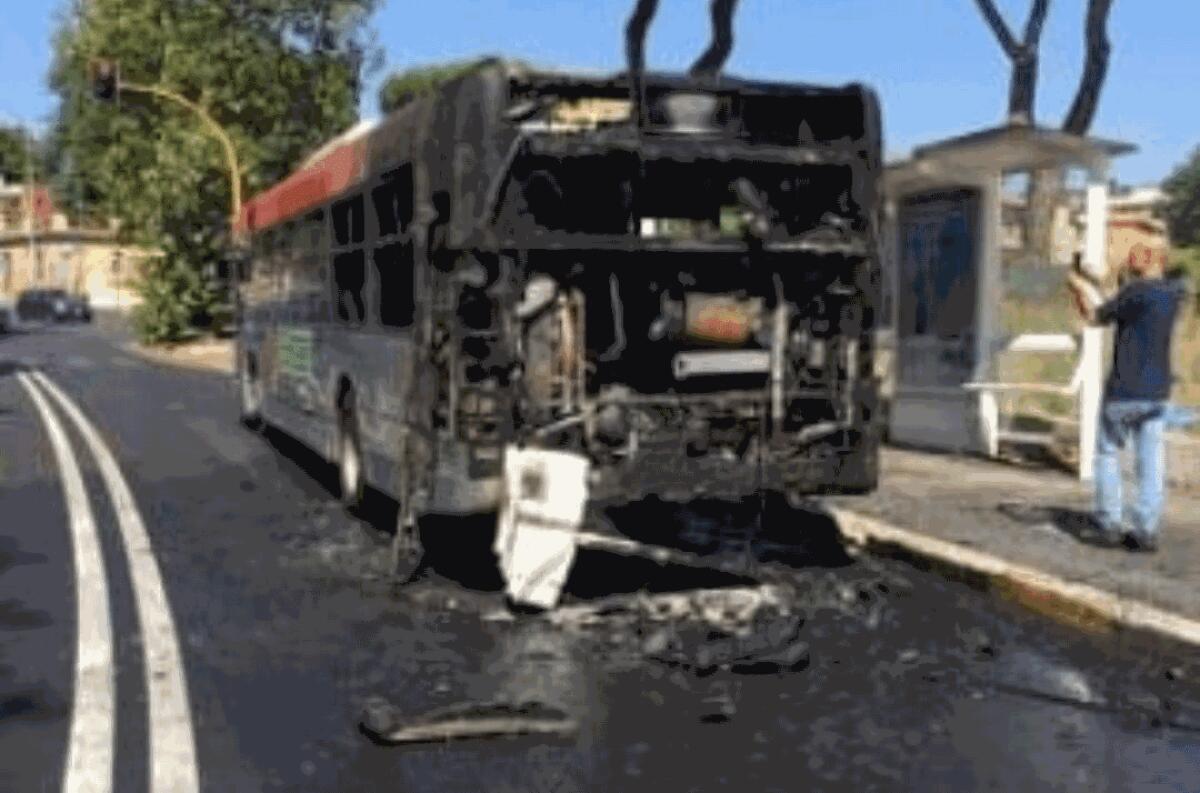 Incendio autobus Atac sulla via Cassia, è il numero 18 del 2019 - 