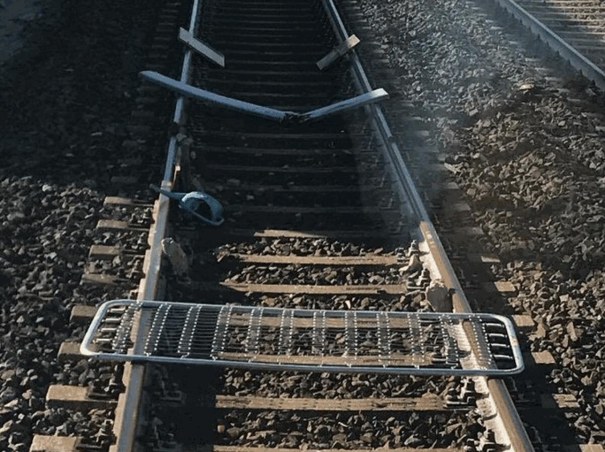 Roma-Lido: ragazzini vandali, macchinista costretto a fermare il treno - 