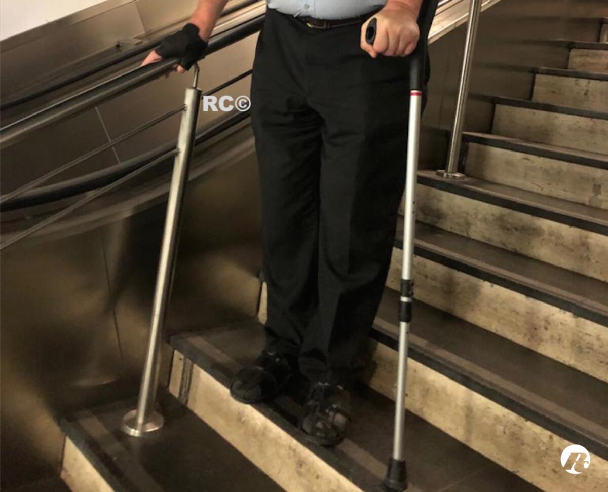 Termini, scale mobili e ascensori KO: utenti in stampelle a piedi - 