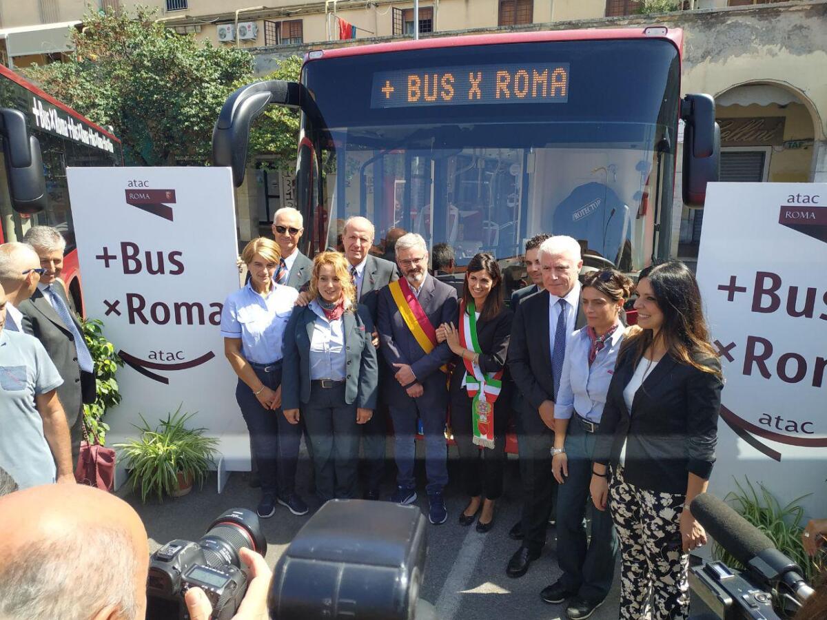 A Roma i nuovi bus, Raggi: "Rinforziamo il servizio nelle periferie" - 