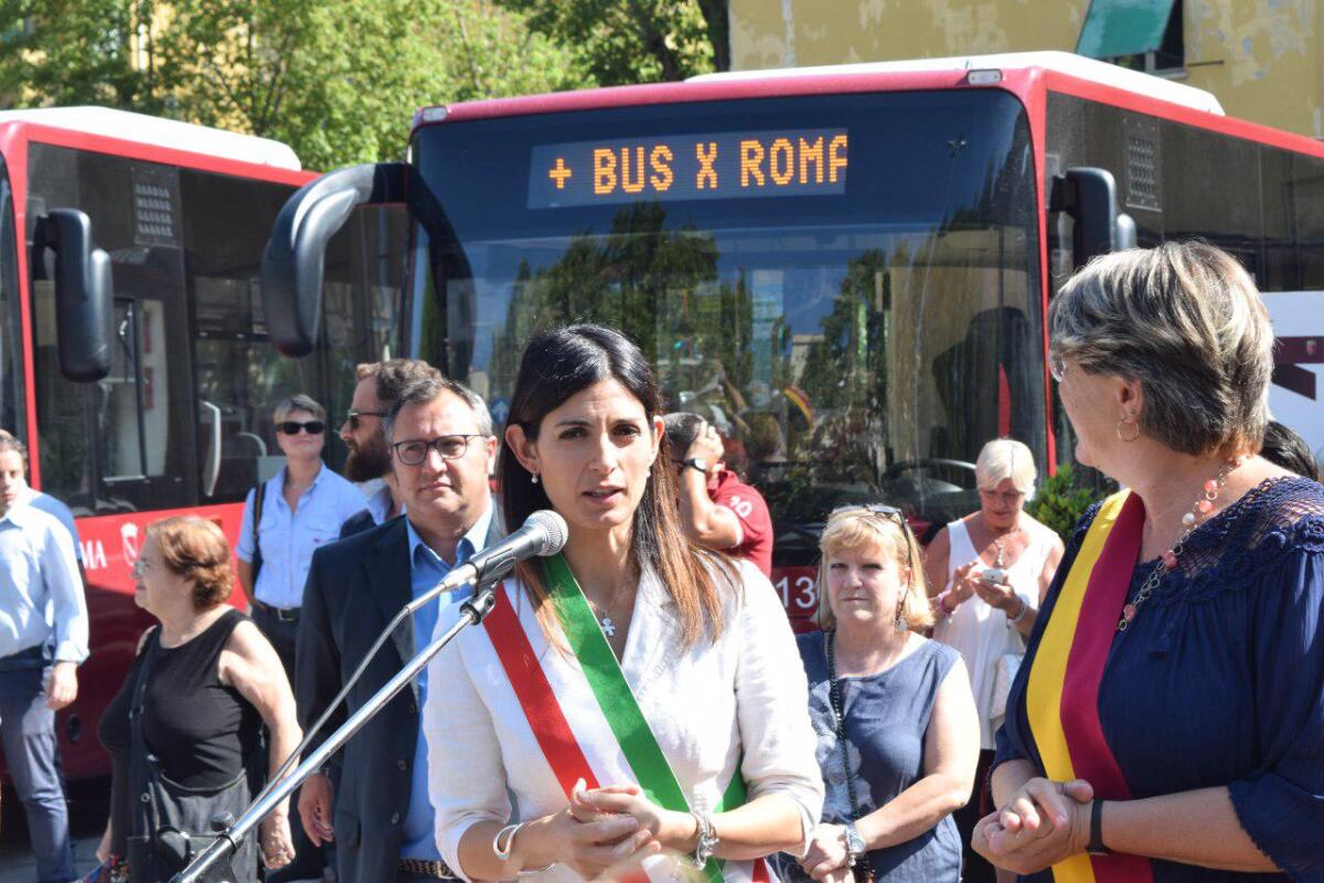 Raggi ricomincia il giro periferie Roma per consegna nuovi bus - 