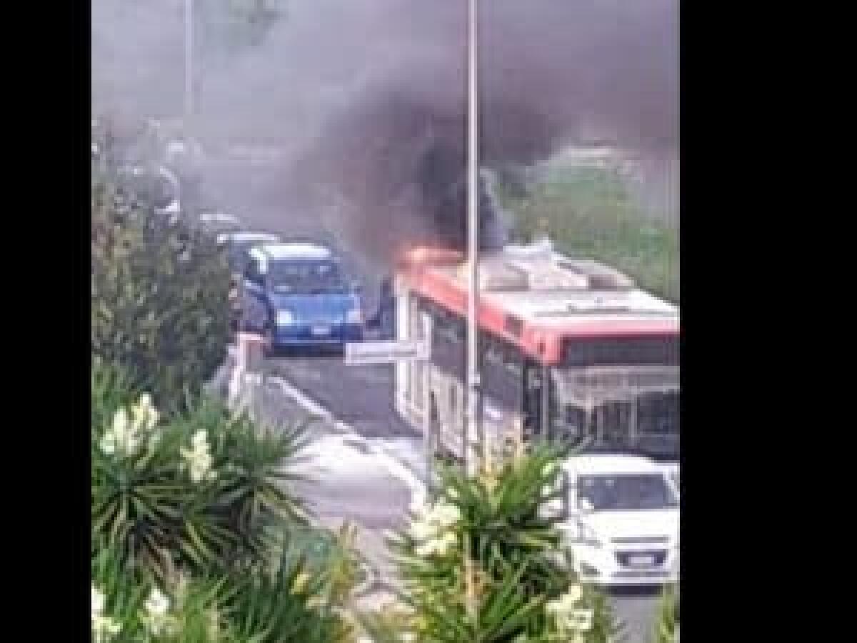 Roma, bus Atac in fiamme in via Antamoro - 