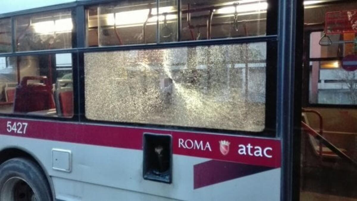 Acilia: sasso contro bus, colpito vetro porta anteriore - 