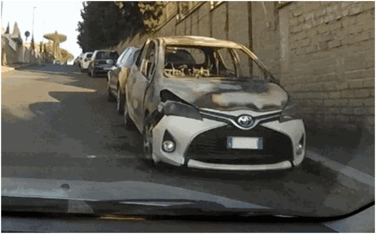 Come rubare un’auto e dargli fuoco nell’indifferenza generale - 