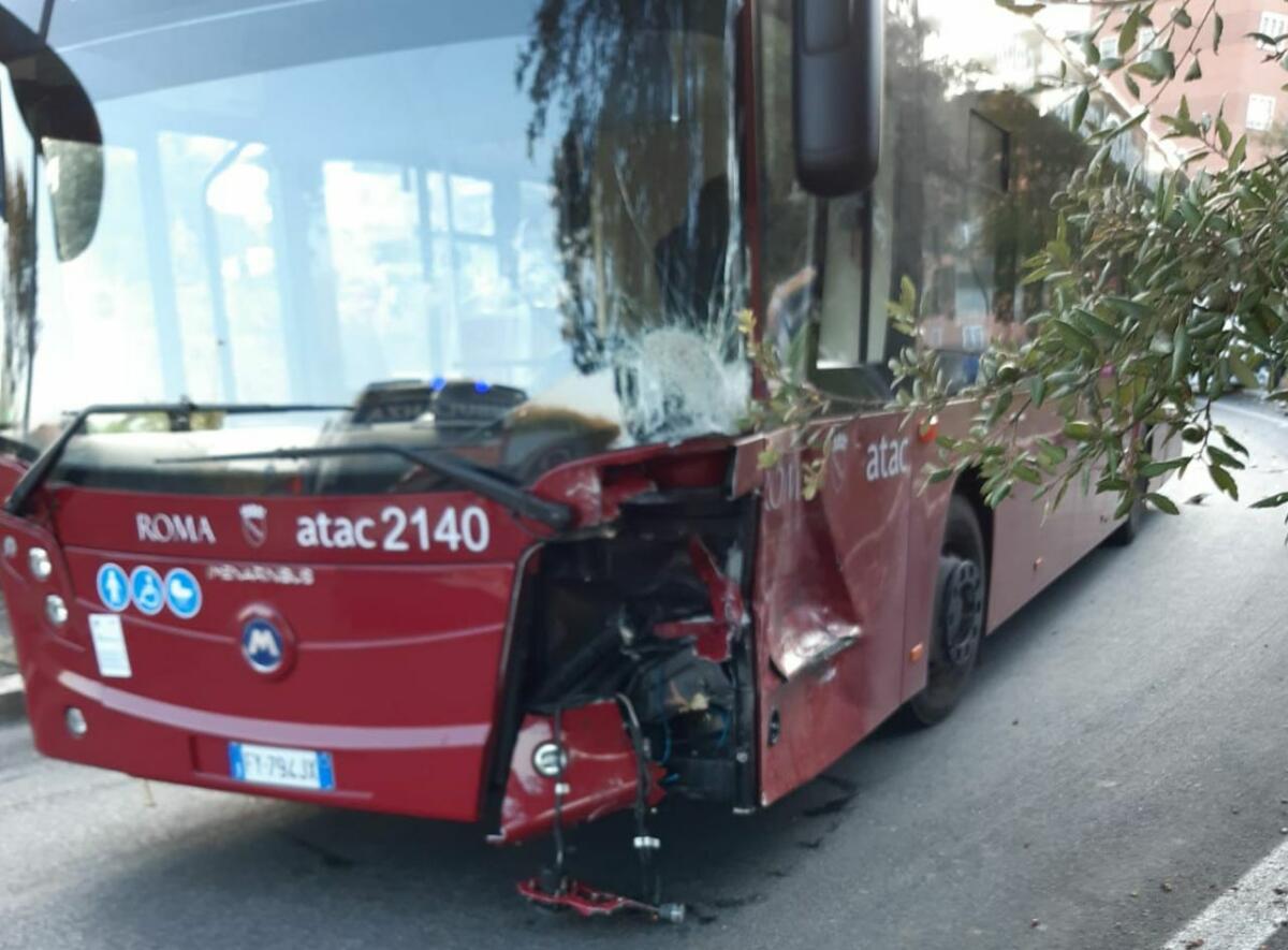 Incidente a Serpentara per uno dei nuovi 227 bus - 