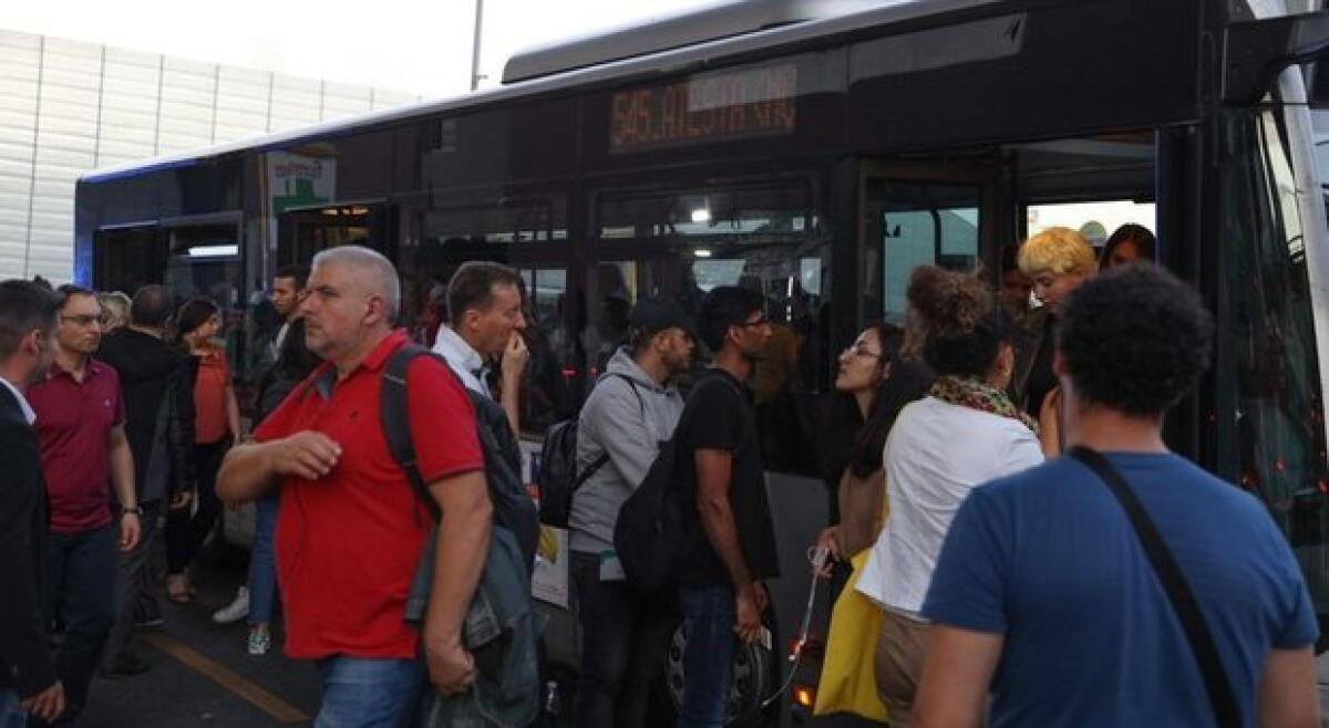 Roma, sciopero Ama e Atac: il 25 ottobre sarà venerdì nero per metro e bus - 