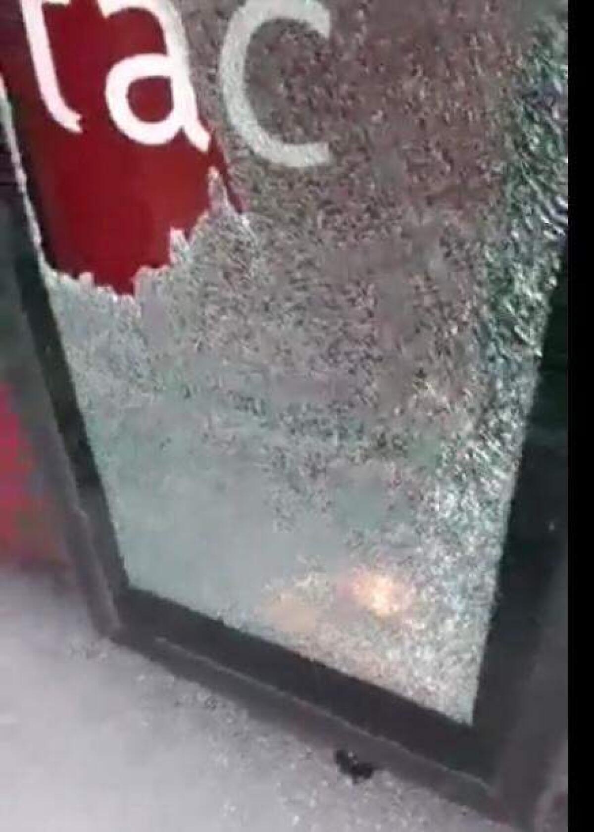 Via Candoni, infranti i vetri del bus Atac - 