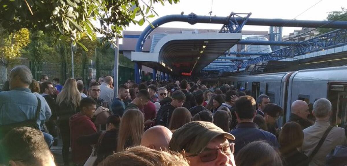 Roma Lido, venerdì da incubo: passeggeri lasciati a terra e corse su binario unico - 