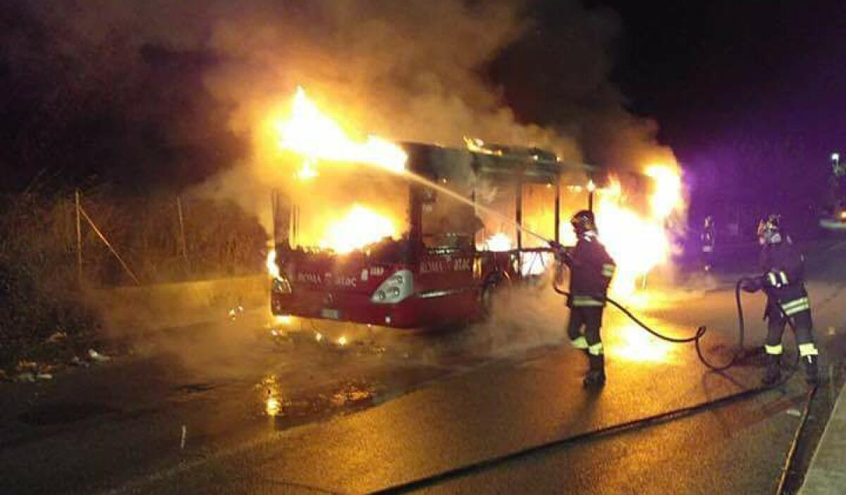 Roma: incendio a bus Atac in via Fosso della Magliana - 