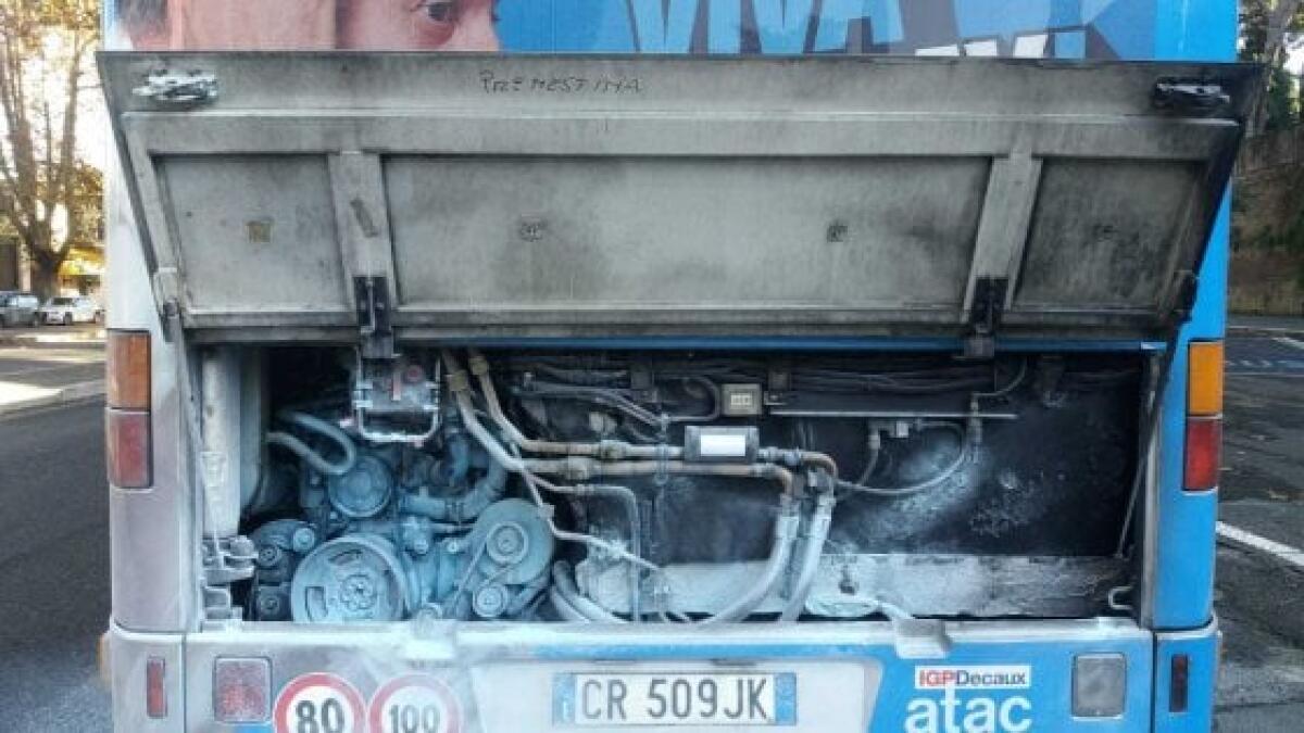 Roma, ancora fiamme su un bus: incendio spento dall'autista - 