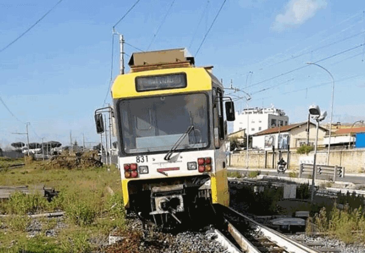 Centocelle, deragliato il trenino della Termini-Giardinetti: “Mezzi vecchi e usurati” - 