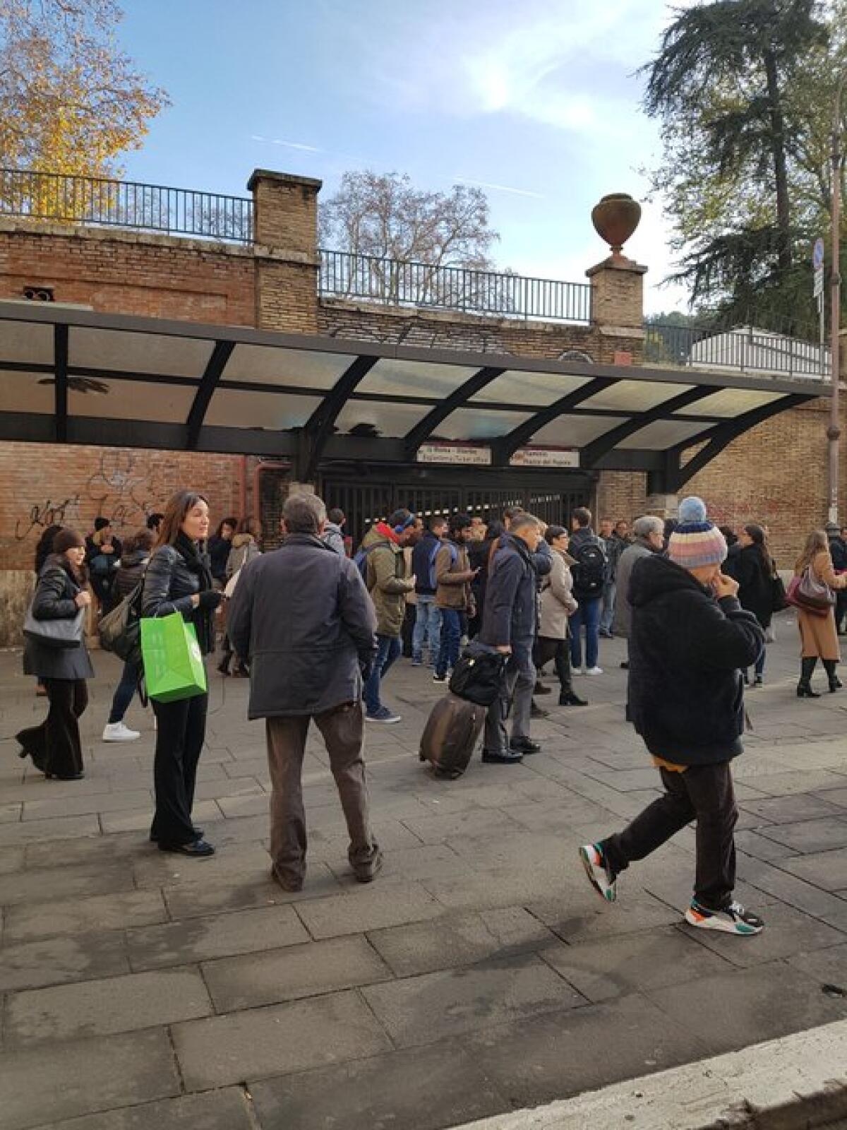 Roma, metro Flaminio chiusa: soldatessa suicida nei bagni - 