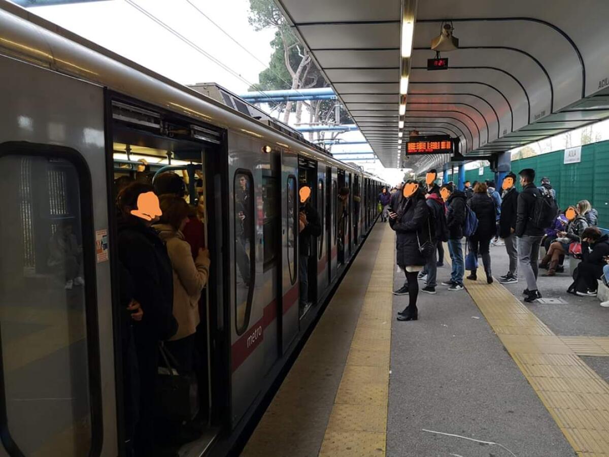 L'orario di punta della Roma-Lido - 