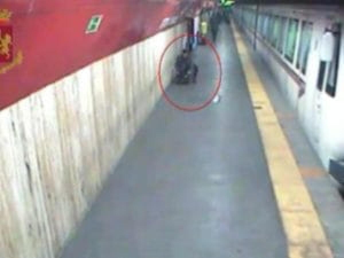 Uomo armato di pistola in metro a Vittorio Emanuele - 