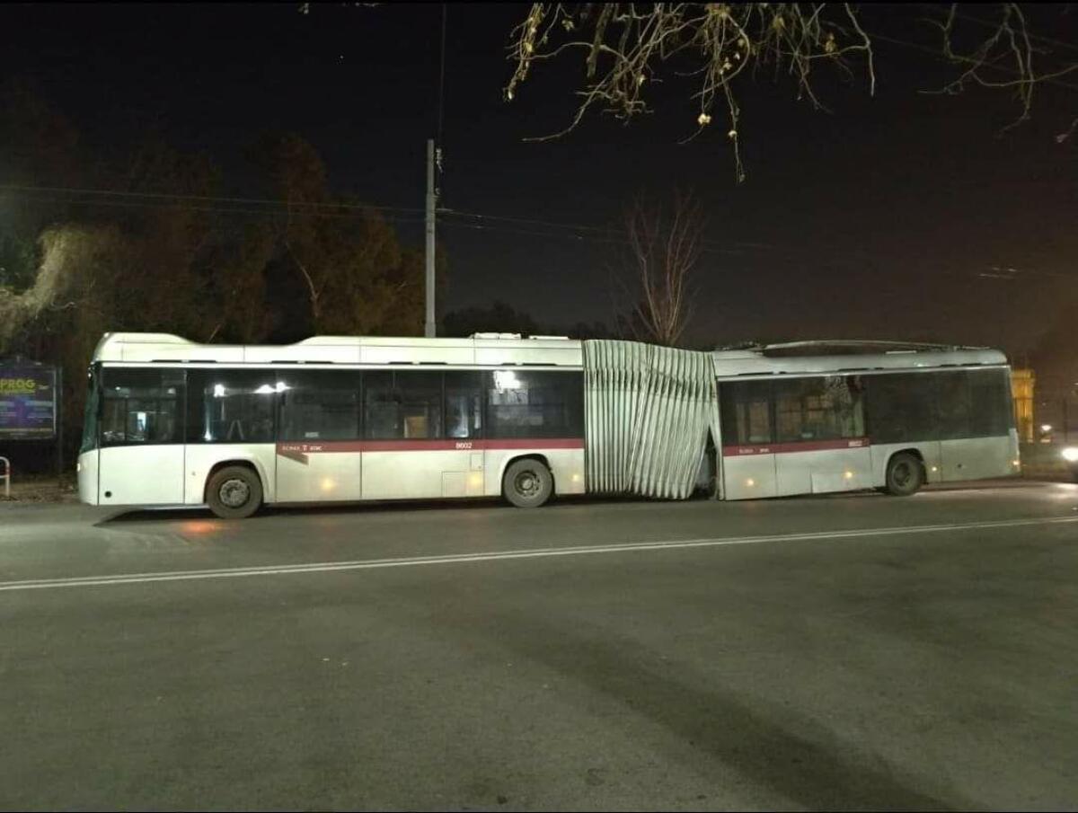 Si rompe lo snodo del filobus in servizio - 
