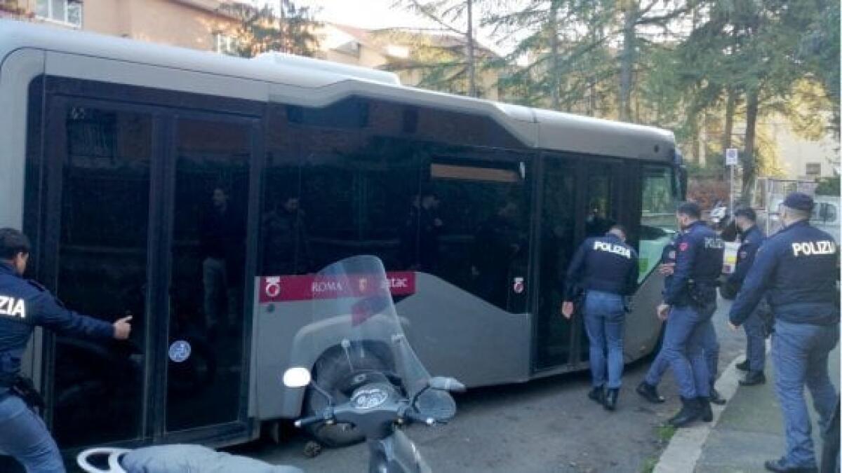 Porte bloccate per guasto: passeggeri chiusi nel bus per quasi un'ora - 