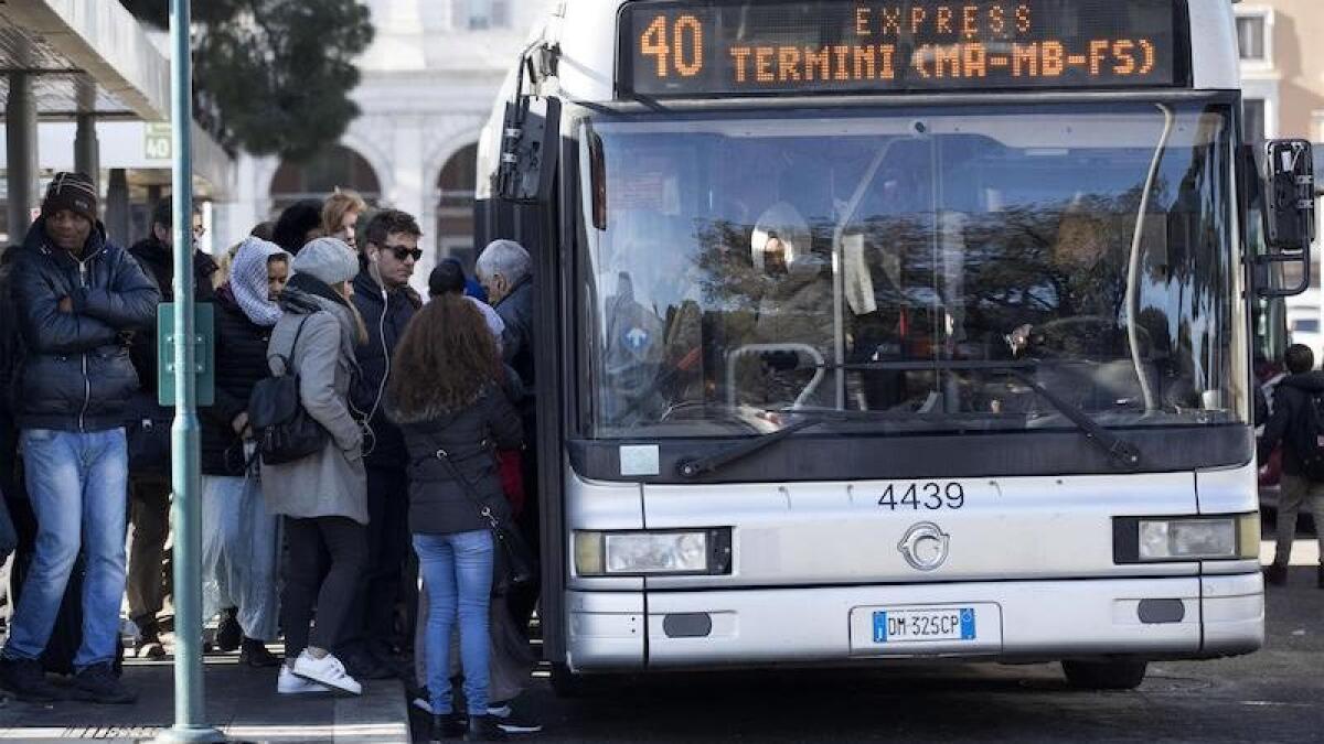 Trasporti, scendono i tempi alla fermata: attesa media di 16 minuti. A Milano se ne aspettano 9  - 