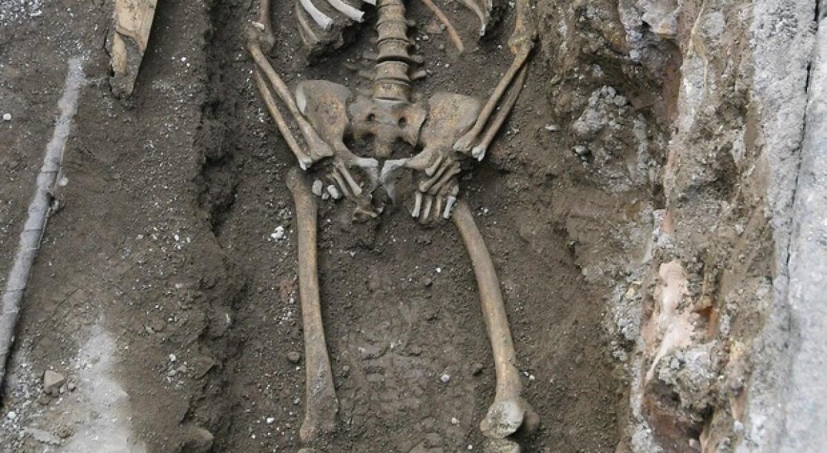 Roma, scheletro di 1.600 anni fa spunta davanti alla metro Piramide Le ipotesi - 