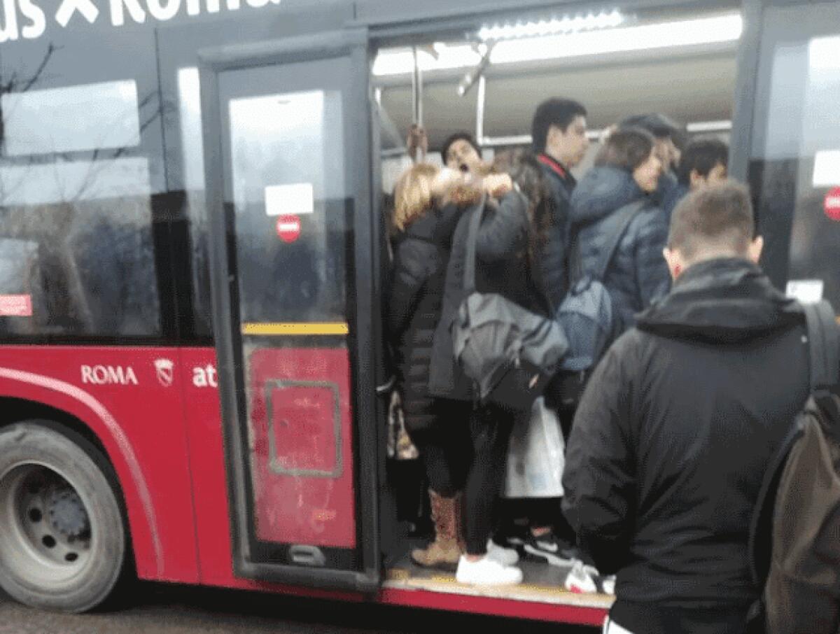 Controllore Atac preso a pugni da un passeggero in viale San Giovanni Bosco - 