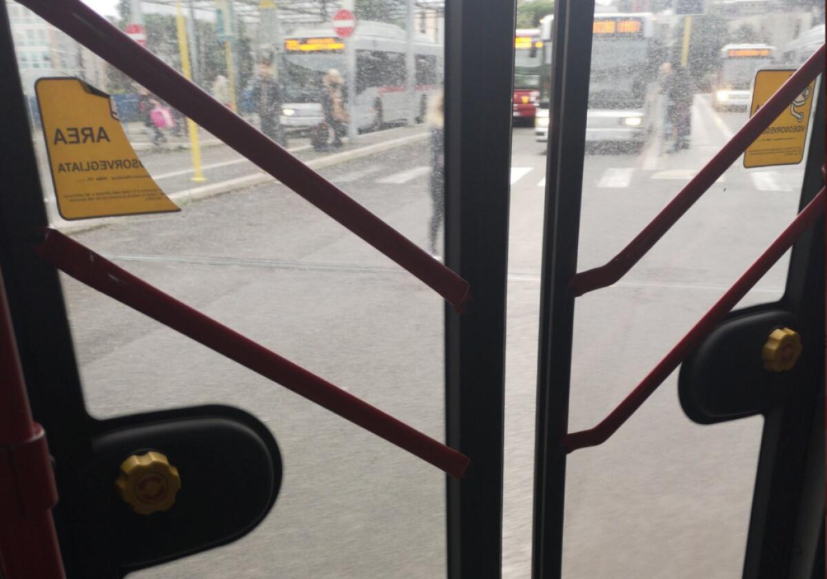 Roma, il bus con le porte “sbagliate” che si chiudono male - 