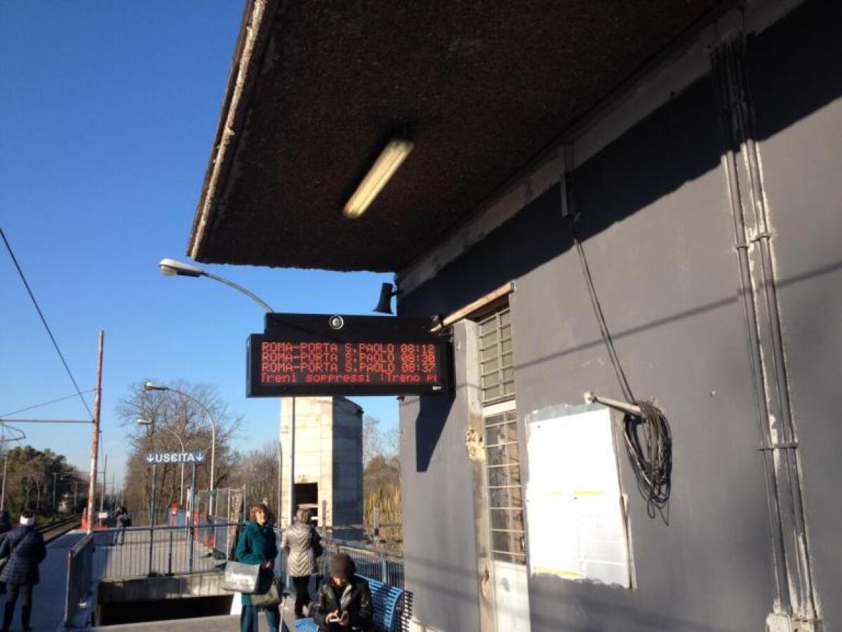 Stazione Tor di Valle: piccolo miracolo, sono comparsi i display con gli orari! - 