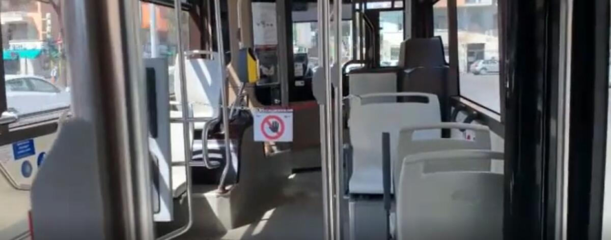 Coronavirus, a Roma gli autobus sono vuoti: viaggiano per la città ma senza passeggeri - 