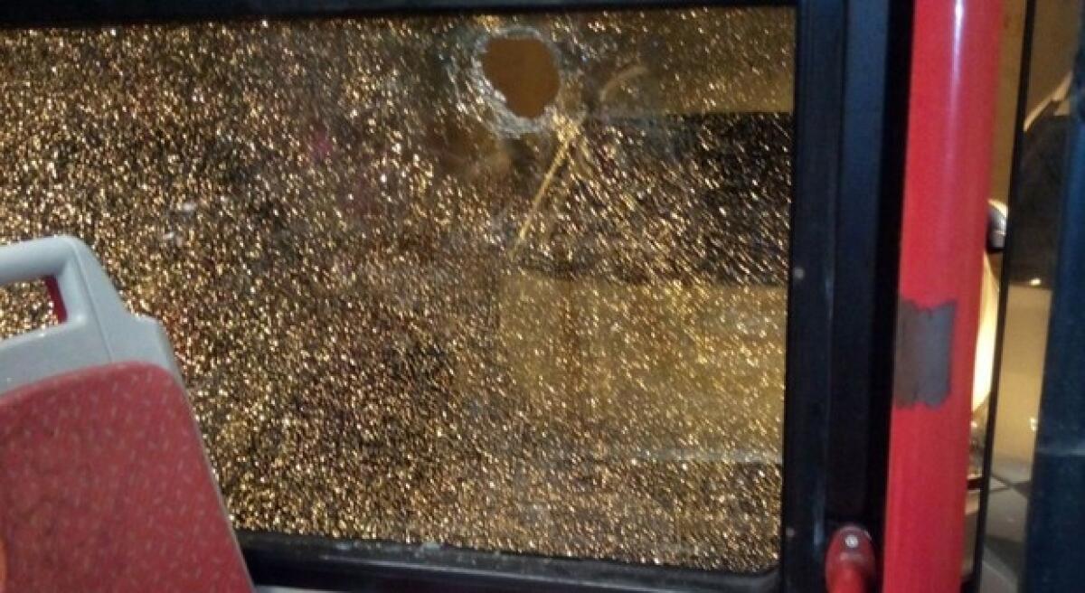 Paura alla Muratella: sassi contro bus Atac - 