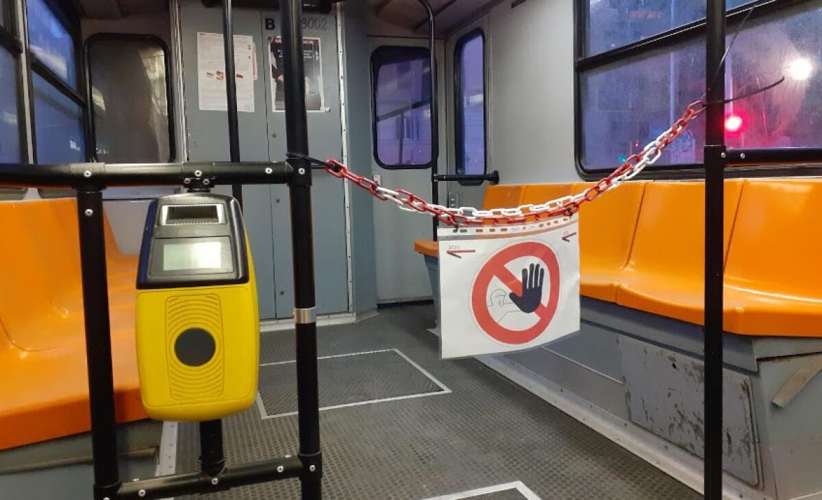 Trasporti di Roma, altro che distanziamento sociale: bus affollati - 