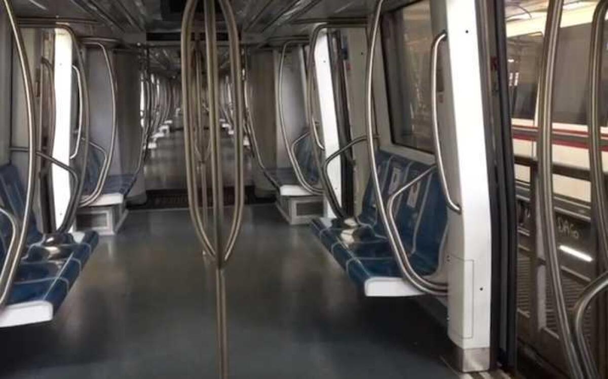 Vandali scatenati ai tempi della Fase 2: strappati adesivi distanziamento su mezzi Atac - 