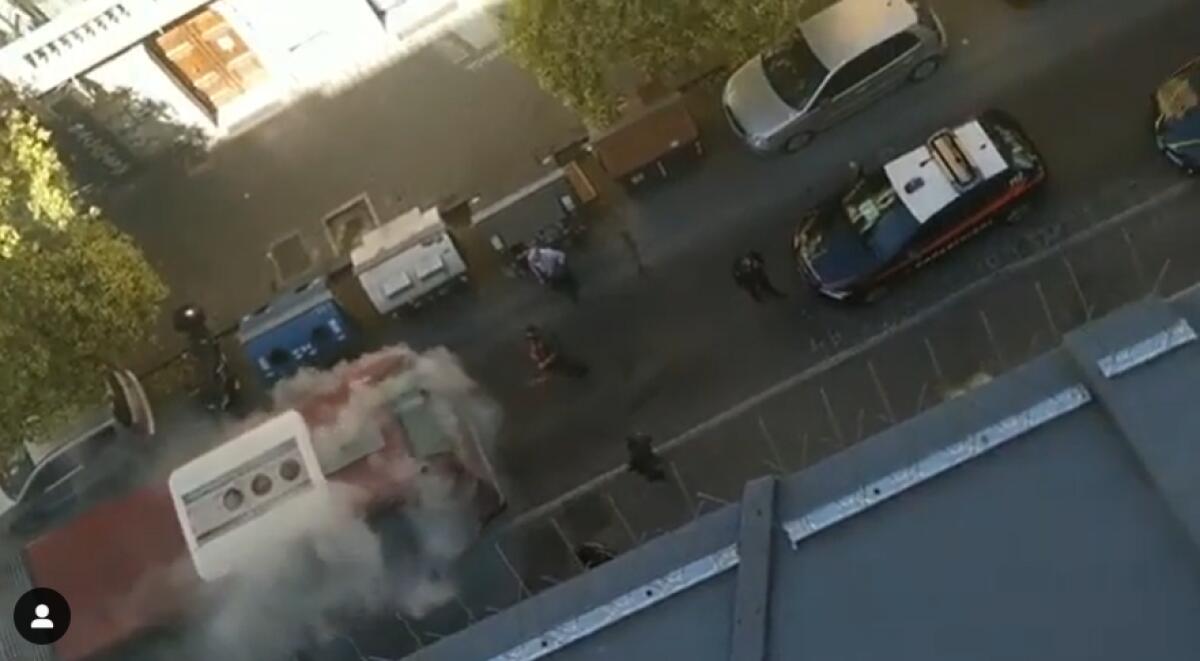 Roma, bus in fiamme in via Acqua Bullicante - 