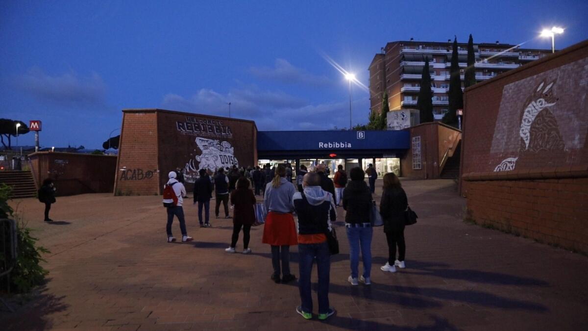 In fila all’alba per non perdere la prima corsa, Raggi: “Anticiperemo apertura delle metro” - 