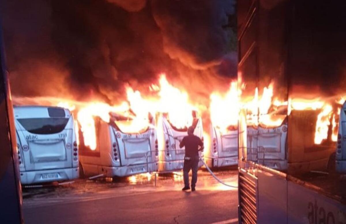 Autobus in fiamme nella rimessa Atac della Magliana - 