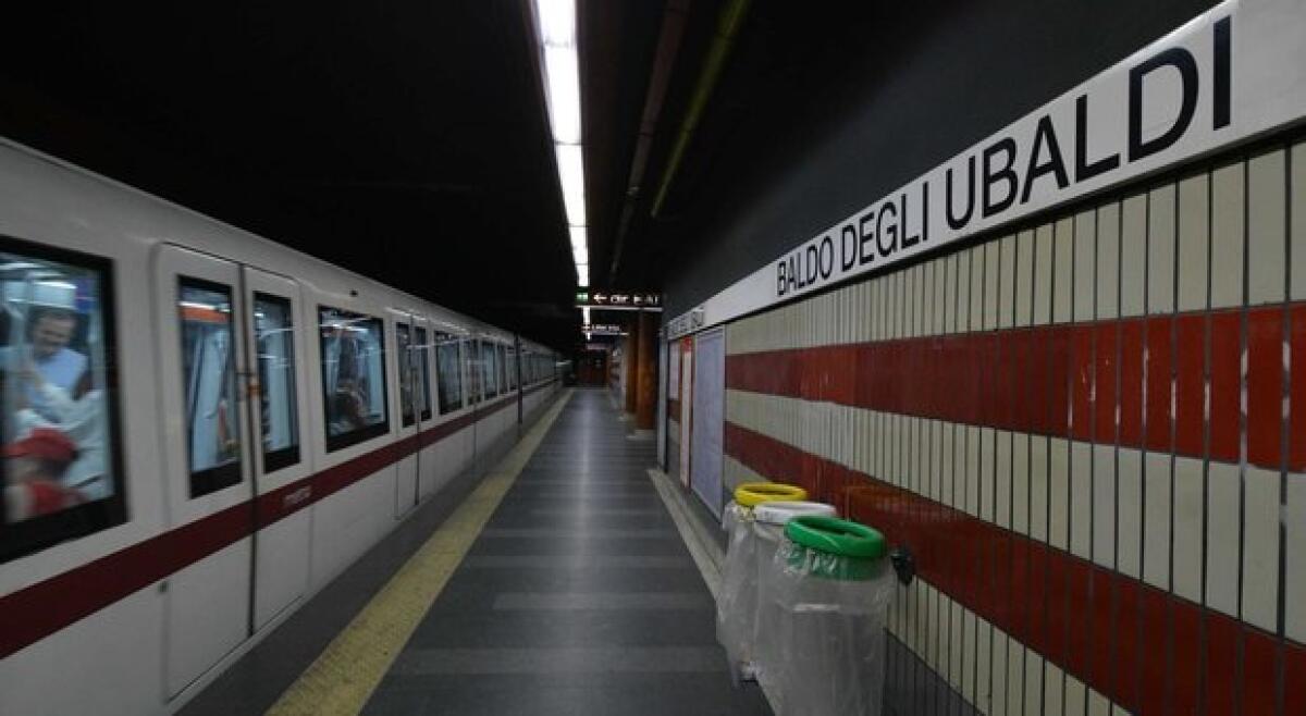 Metro A, manca il personale in stazione: chiusa la fermata Baldo degli Ubaldi - 