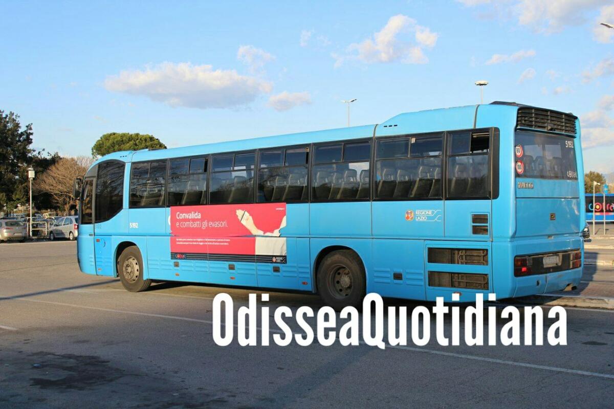 Stacca poggiatesta del bus Cotral, lo lancia dal finestrino e posta tutto su Instagram - 