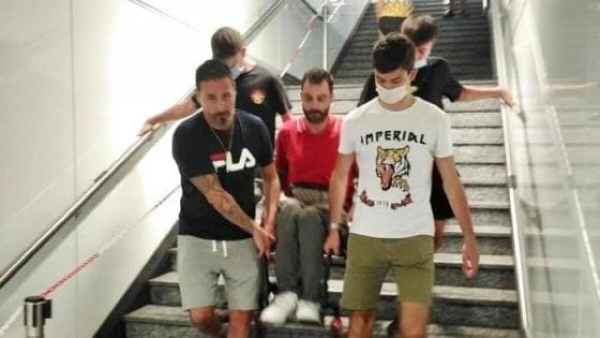 Metro Roma, ancora un ascensore rotto: ragazzo in carrozzina portato a braccia - 