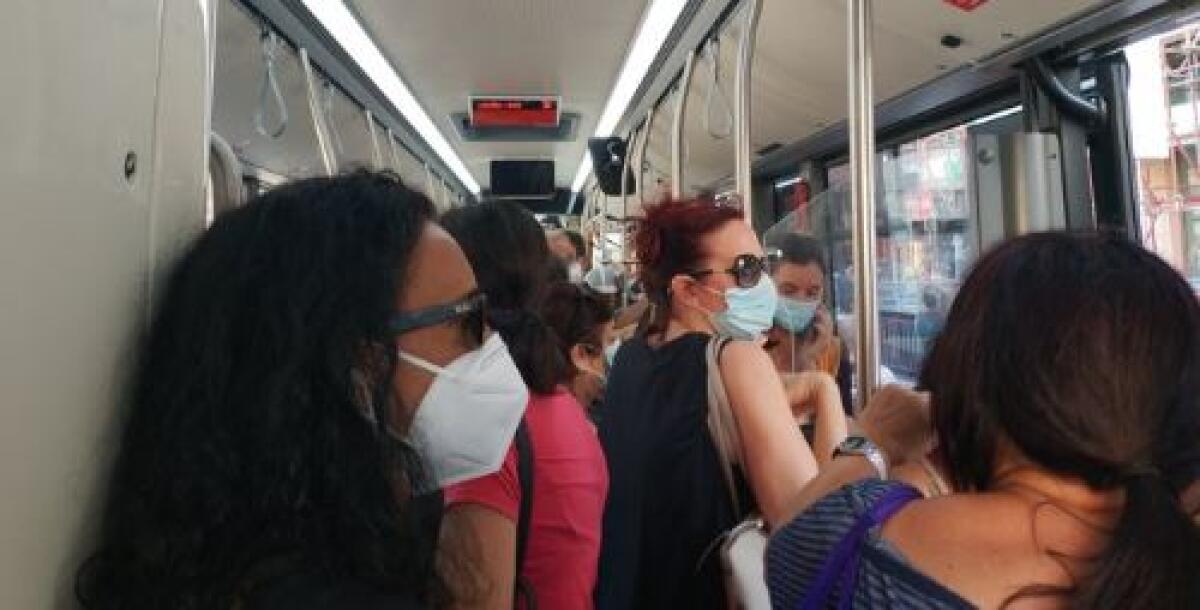 Autobus affollati, posti a sedere vuoti ma tutti in piedi senza distanza - 