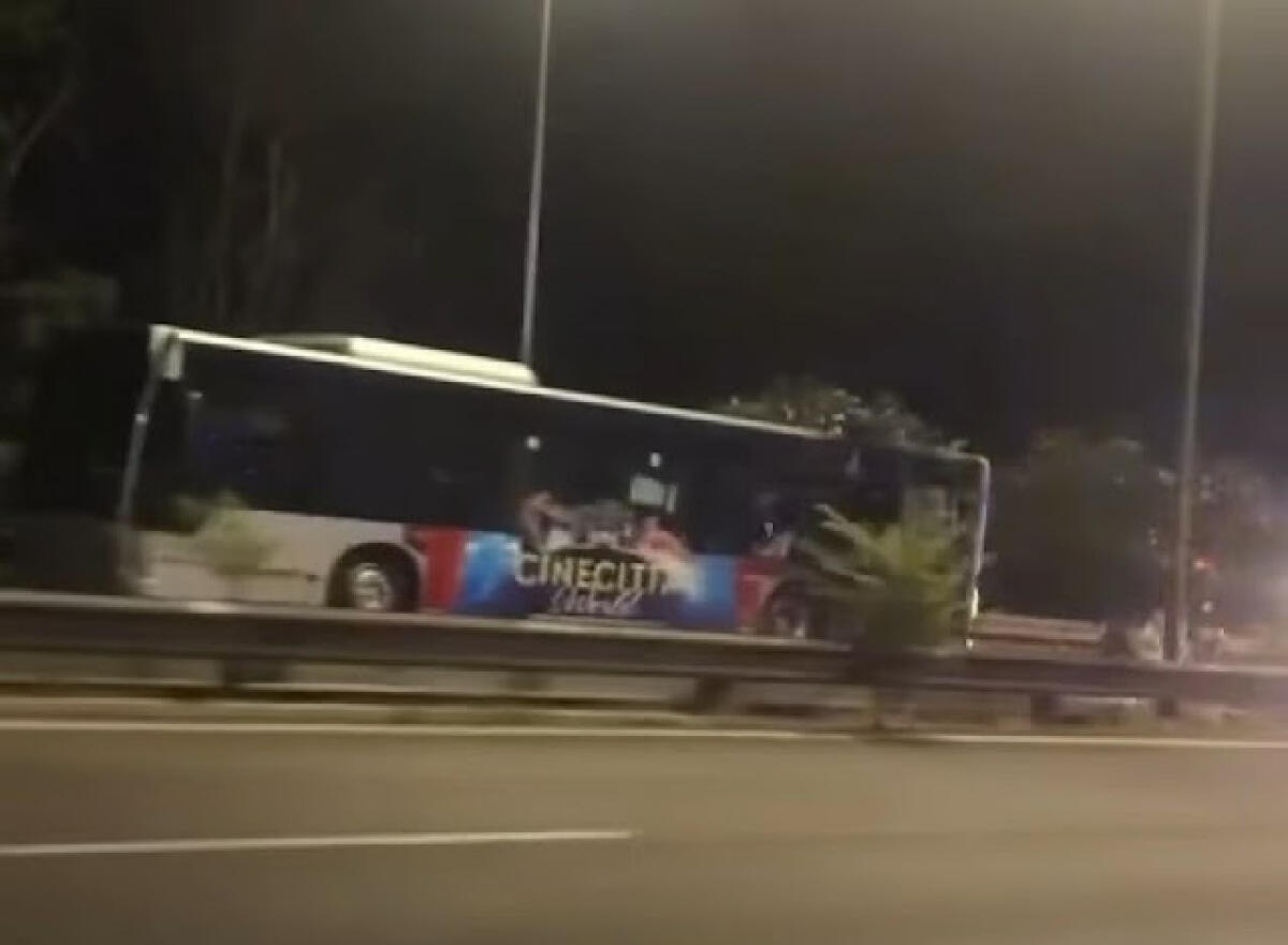 Un altro bus a fuoco nella notte - 