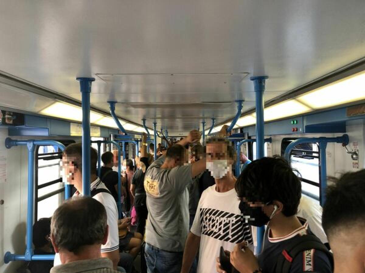 Roma-Lido, il distanziamento sociale è tra un treno e l'altro: corse saltate e treni pieni - 