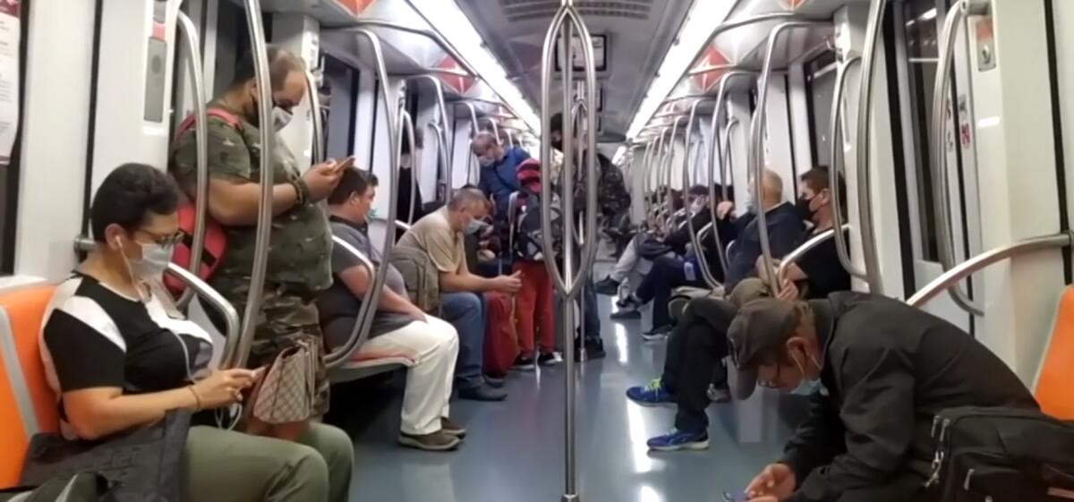 L'alba in metro ancora tra code e senza distanziamento. Preoccupa la riapertura delle scuole - 