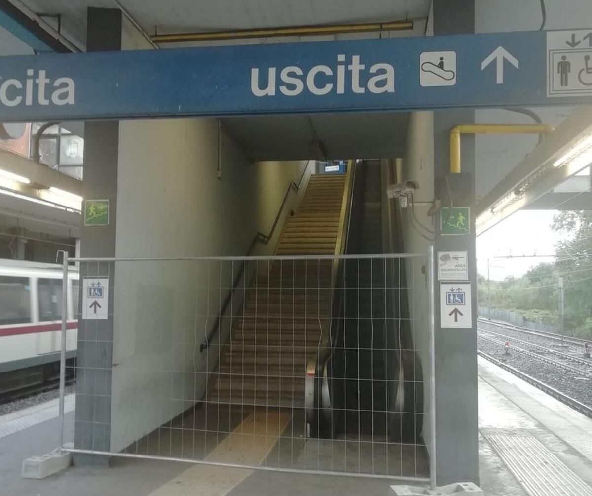 Gli assurdi percorsi di uscita dalle stazioni della Metro di Roma - 